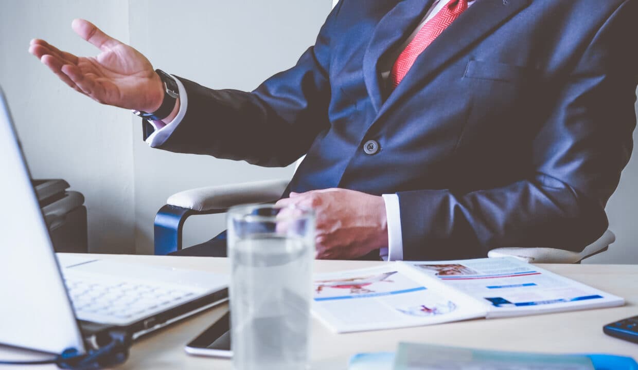 العمل مع مستشار عقارات محترف: مزايا وأدوار المستشار